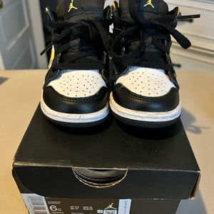 Yellow/Black Jordan 1s USED
